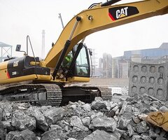 Demolam constructii diverse-cu utilaje specializate.