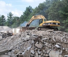 Demolam constructii diverse-cu utilaje specializate.