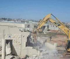 Demolam constructii diverse-cu utilaje specializate.