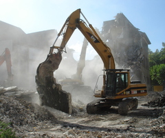 Demolam constructii diverse-cu utilaje specializate.